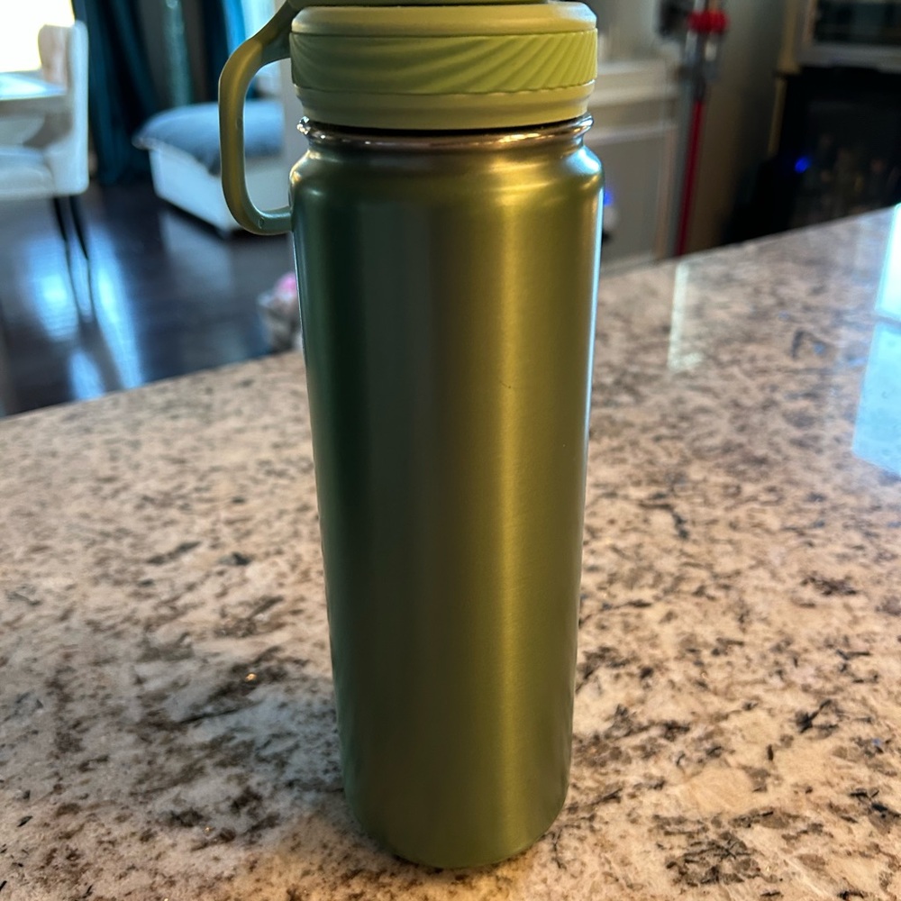 NEW Lululemon green Water Bottle never used no tag - Picture 4 of 6